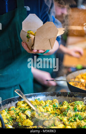 Frisch zubereitetes warmes Straße Nahrungsmittel für den Verkauf auf eine am Borough Market in Central London. Curry und Indischen spanische Lebensmittel und die Paella in Stadt Essen Stockfoto