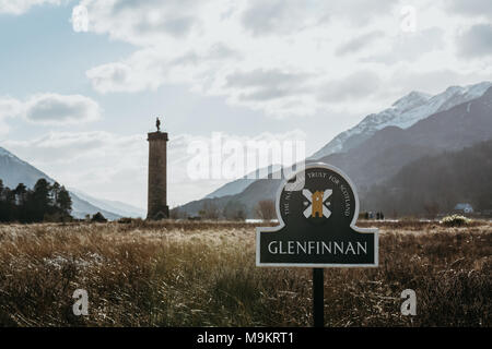 Nahaufnahme von Glenfinnan unterzeichnen, Glenfinnan Monument in den Hintergrund. Das Denkmal wird betreut durch den National Trust für Schottland. Stockfoto