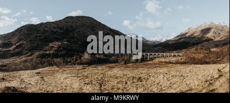 Anzeigen von glenfinnan Viadukt mit einer weißen Zug durch, Glenfinnan, Schottland, an einem sonnigen Frühlingstag. Stockfoto