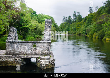 Der mittelalterliche Mönch Haus am Fluss Cong, County Mayo, Irland Stockfoto