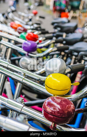 Fahrräder parken hintereinander ordentlich, Amsterdam, Nordholland, Niederlande. Stockfoto