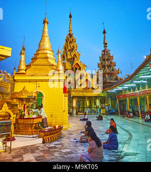 YANGON, MYANMAR - 14. FEBRUAR 2018: Die Buddhistische Anhänger am Abend das Gebet in Sule Pagode, am 14. Februar in Yangon. Stockfoto