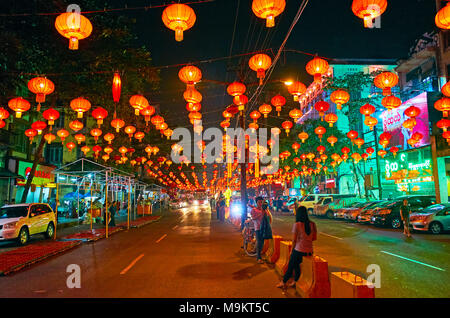 YANGON, MYANMAR - Februar 14, 2018: Frühlingsfest (Chinesisches Neujahr) mit ihren hell erleuchteten Dekorationen dreht sich Chinatown in romantischer Ort für Stockfoto