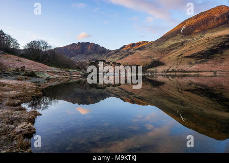 Hay Stacks & Hohe Felsen reflektierte im Buttermere im englischen Lake District Stockfoto