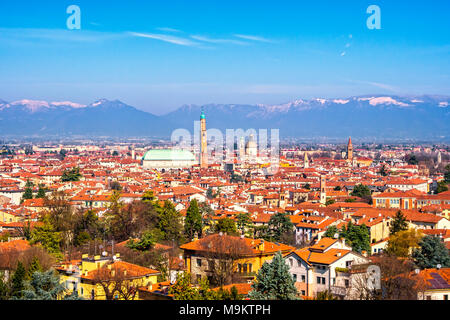 Panoramablick über Vicenza. Basilika Palladiana, und die Alpen im Hintergrund die Berge. Venetien Italien Europa Stockfoto