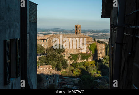 MONTALCINO, Toskana/Italien: Oktober 31, 2016: schönen Gassen von Montalcino Stadt mit der Festung - Montalcino, Toskana, Italien Stockfoto