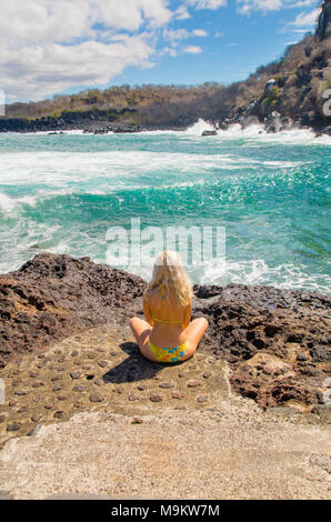 Im freien Blick auf die wunderschöne junge Frau mit weißen Haaren genießen der Landschaft der Galapagos Inseln Stockfoto