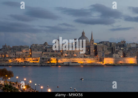 Bei eintretender, die Lichter von Maltas Hauptstadt Valletta, Glanz über den Hafen in Richtung Sliema. Stockfoto