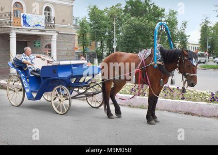 Balachna, Russland - May 24, 2012: Pferd Taxi auf der Straße der russischen Provinzstadt Stadt. Eine der Unterhaltung für die Bewohner von balachna Stockfoto