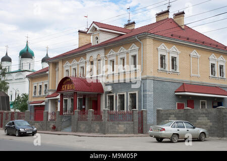 Balachna, Russland - May 24, 2012: In der Mitte von einer Provinzstadt gibt es Gebäude stilisierte Jahrgang. Dieser Shop Stockfoto