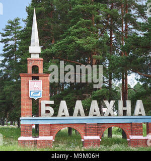 Balachna, Russland - May 24, 2012: Die Stadt liegt 34 km von Nischni Nowgorod. Dies ist ein Schild am Eingang der Stadt Stockfoto