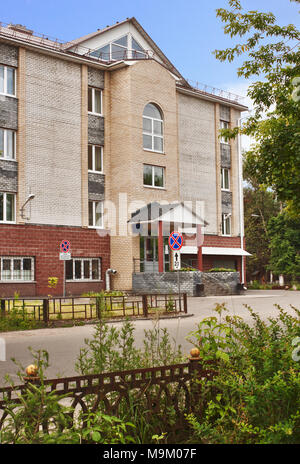 Balachna, Russland - May 24, 2012: Einer der wichtigsten Straßen der Stadt, In dieser bescheidenen Gebäude ist die Stadt der Staatsanwaltschaft Balakhnas Stockfoto