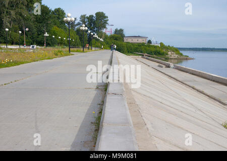 Balachna, Russland - May 24, 2012: Früher Wolga hier verschwommen Ufer. Jetzt gibt es eine Stärkung der Ufer der Wolga in balachna Stockfoto