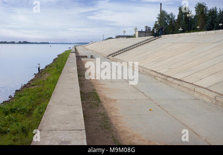 Balachna, Russland - May 24, 2012: Früher Wolga hier verschwommen Ufer. Jetzt gibt es eine Stärkung der Ufer der Wolga in balachna Stockfoto