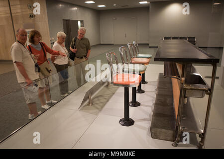 Woolworth's Lunch Counter aus Greensboro, North Carolina, Standort des 1960 Bürgerrechte Sit-in im Smithsonian Museum in Washington, DC. Stockfoto