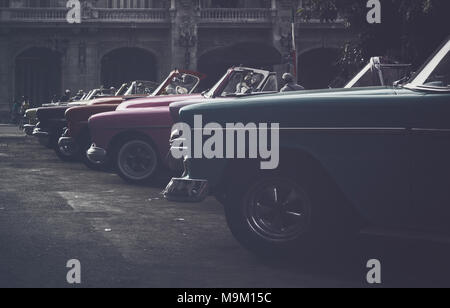 Oldtimer aufgereiht in der Hauptstadt Zentrum von Havanna, Kuba Stockfoto