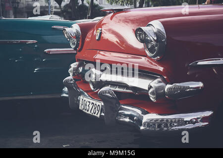 Oldtimer aufgereiht in der Hauptstadt Zentrum von Havanna, Kuba Stockfoto