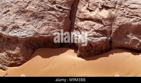 Rock und feinem Sand mit rippelmarken Wind und Wellen in die Wüste des Wadi Rum, Jordanien, Naher Osten Stockfoto