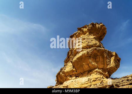 Beeindruckende solitäre Rock mit äolischen Erosion von Markierungen in die Wüste des Wadi Rum, Jordanien, Naher Osten Stockfoto