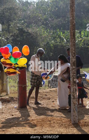 Ballon Verkäufer an einem Tempel Festival in Kerala Stockfoto