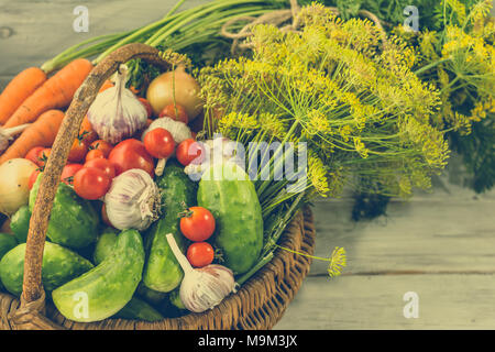 Korb mit Gemüse, frische Bioprodukte von Bauern Tabelle, Ansicht von oben Stockfoto