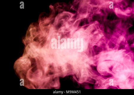 Bunte rosa und lila Rauch auf einem schwarzen Hintergrund isoliert. Hintergrund aus dem Rauch von vape Stockfoto