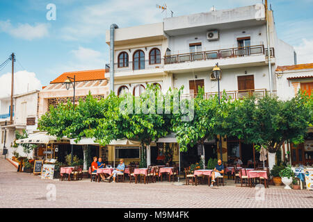 Mochos, Kreta - Juni 13, 2017: Taverne Lithos auf dem Hauptplatz im Dorf Mochos auf der Insel Kreta, Griechenland Stockfoto