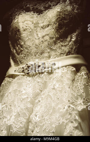 Hochzeit Kleid hängen an einer Garderobe Stockfoto