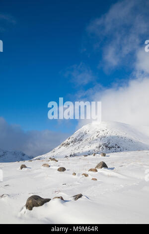 Klettern sie nach oben in Richtung Loch Brandy in Glen Clova Angus Schottland. Stockfoto