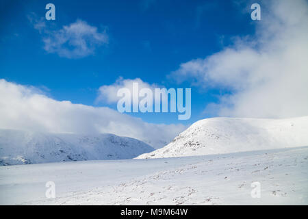 Klettern sie nach oben in Richtung Loch Brandy in Glen Clova Angus Schottland. Stockfoto