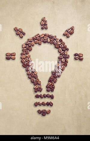 Glühlampe Symbol aus Kaffeebohnen Stockfoto