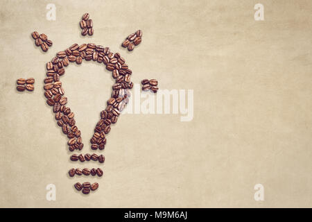 Glühlampe Symbol aus Kaffeebohnen Stockfoto