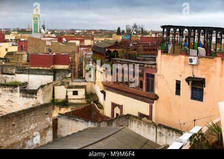 Marokko, Meknes, Medina Dächer in Richtung Medersa Bou Inania Minarett von Riad d'Or Stockfoto