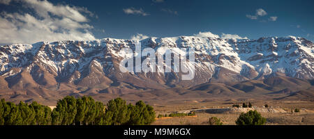 Marokko, Aurangabad, schneebedeckten Gipfeln des Hohen Atlas Gebirge, Panoramaaussicht Stockfoto