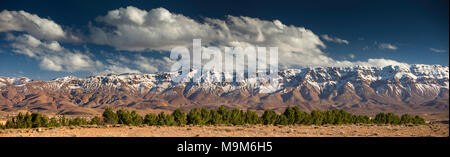 Marokko, Aurangabad, schneebedeckten Gipfeln des Hohen Atlas Gebirge, Panoramaaussicht Stockfoto