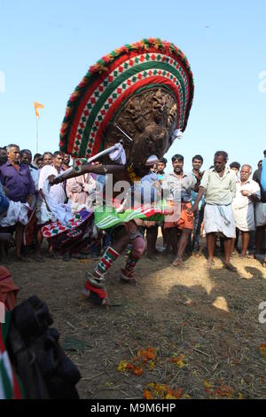 Bilder, die während eines Tempels Festival in der Nähe von thrissur, mit puthan Thira, Gesichtspflege Make up, Rituale Stockfoto