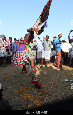 Bilder, die während eines Tempels Festival in der Nähe von thrissur, mit puthan Thira, Gesichtspflege Make up, Rituale Stockfoto