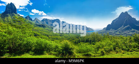 Rotui Berg mit Cook's Bay und Opunohu Bay auf der tropischen Pazifik Insel Moorea, Tahiti Stockfoto