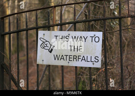 Das Zeichen führt Sie zu den Wasserfällen auf Lager ghyll in der Nähe von Ambleside, Lake District, Cumbria, England, UK. Stockfoto