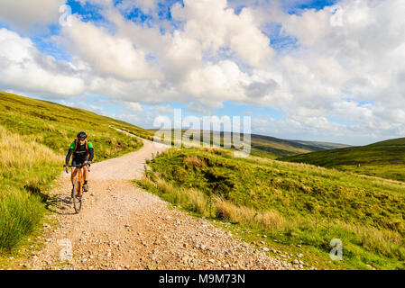 Radfahrer auf dem Weg über die Bowland Fells Lancashire, verschieden als Salter's Weg bekannt, Salter fiel weg, oder Hull Road Stockfoto