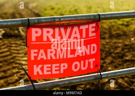 Private Zeichen auf dem Feld Gate in der Nähe von Garstang, Lancashire Halten Stockfoto