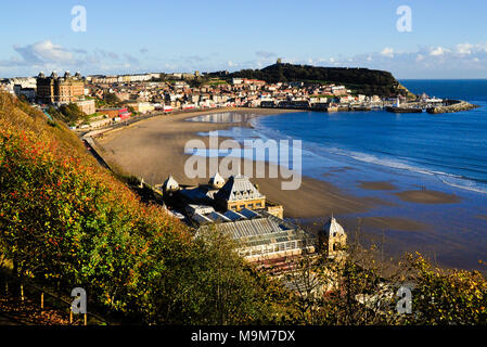 Blick über South Bay, Scarborough, North Yorkshire, von oben das Spa. Das Grand Hotel ist links oben und das Schloss hinten rechts Stockfoto