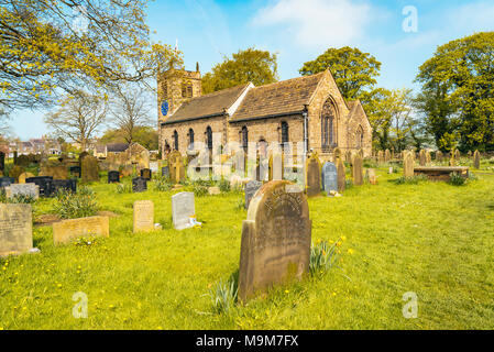 St. Peter's Kirche in Addingham in West Yorkshire. Die Dales Way Wanderweg führt durch den Kirchhof. Stockfoto