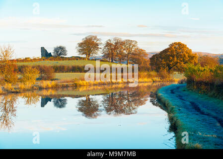 Frosty Herbst morgen auf der Lancaster Canal außerhalb Garstang, Lancashire, mit Blick auf die Ruinen von Greenhalgh Schloss Stockfoto