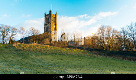 Bis auf die Klosterkirche in Lancaster, Lancashire, mit der Burg hinter Stockfoto