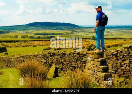 Walker auf wall-Stil im Bleasdale im Wald von Bowland Lancashire, in Richtung Leuchtturm fiel suchen Stockfoto