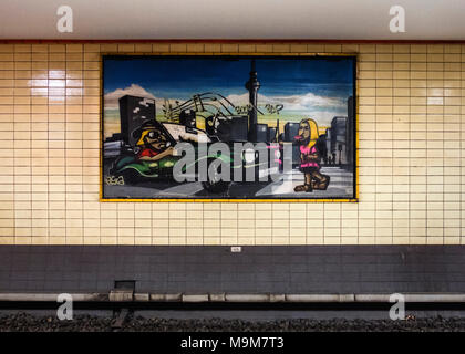 Belin-Mitte, Oranienburger S-Bahn station Einrichtung mit farbenfroh Kunst an den cremefarbenen Fliesen- wand. Stockfoto