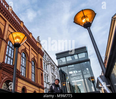 Belin-Mitte, Oranienburger S-Bahn Eingang mit Fahrstuhl und alte Lampen. Historische Gebäude & älterer Mann Stockfoto