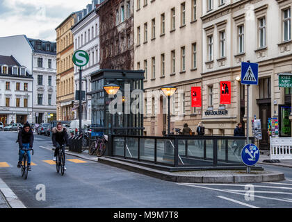 Belin-Mitte, Oranienburger S-Bahn Eingang mit Fahrstuhl und alte Lampen. Blick auf die Straße mit alten historischen Gebäuden Stockfoto