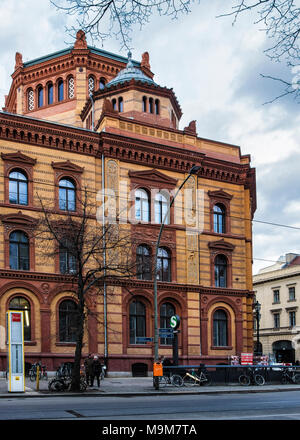 Berlin-Mitte, Oraninienburger Straße street view des historischen alten Gebäude. Außen & Fassade der alten Ziegel Post. Stockfoto